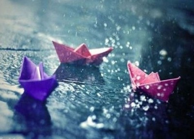 QQ空间带图片说说：我一直在等待，纵使寂寞开成海。