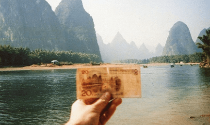 现实一点，爱情在现实面前总是那么苍白，浪漫的爱情只适合用于梦