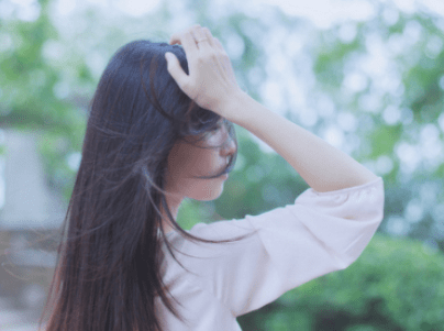 失恋心痛的说说图片：我们变成了最熟悉的陌生人