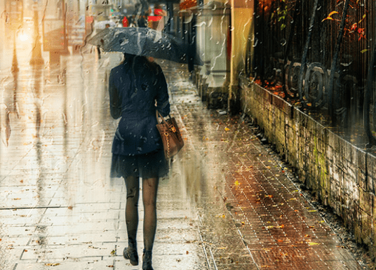 适合下雨天的发的朋友圈说说：一个人，一支伞，一世等待
