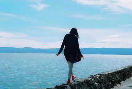 最让人心痛的句子 情话太久会遗忘 承诺太久会过期 最让人心痛的句子 情话太久会遗忘 承诺太久会过期