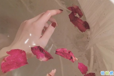 致自己的说说伤感句子短语：喝一杯清茶，再爱也不碰烈酒1