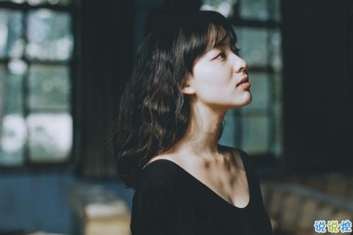 关于爱情简单精辟的一句话说说带图片 我和世界只差一个你7